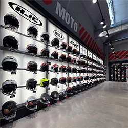 Interno del negozio con esposizione di prodotti