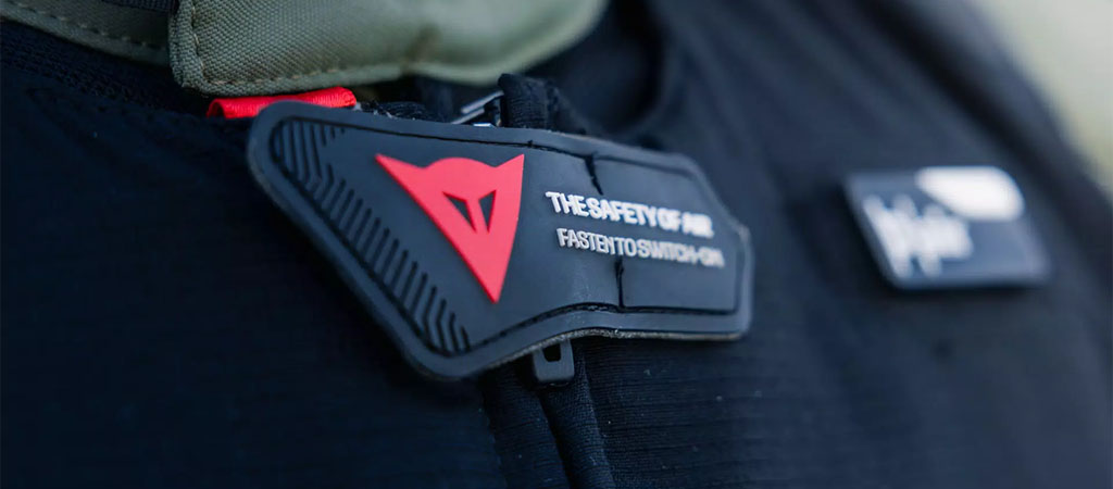 Gilet airbag Dainese Smart Air indossato su strada