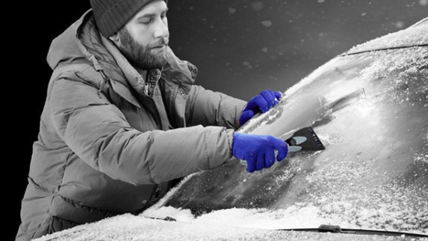 Come pulire il parabrezza dal ghiaccio