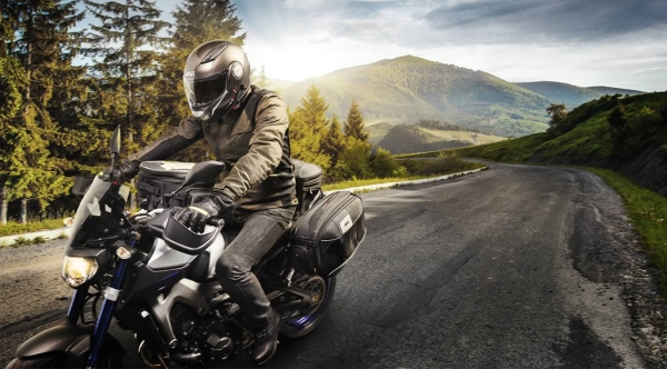 Viaggiare su due ruote: scegli la borsa moto giusta per te!