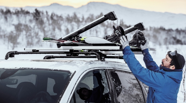 Weekend sulla neve: come trasportare sci e snowboard in auto