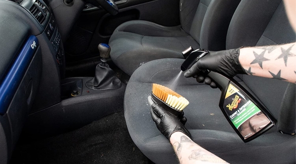 Come pulire gli interni auto in tessuto: consigli pratici e trucchi da sapere