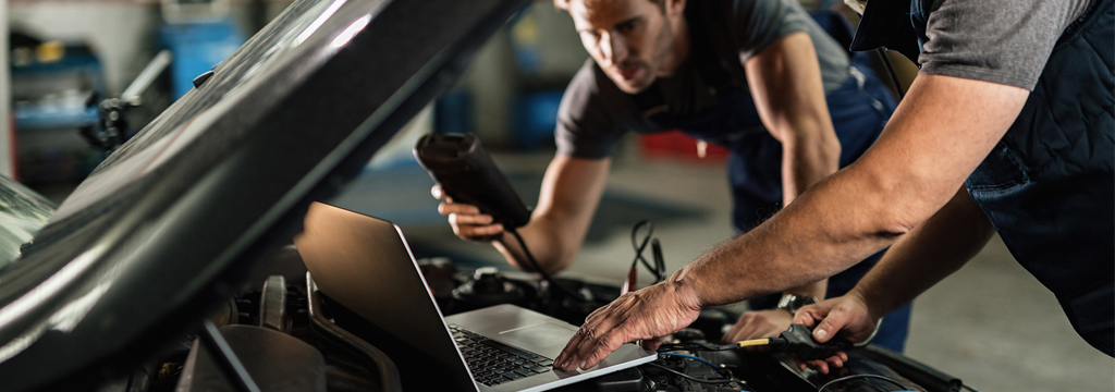 meccanico controlla il motore di un auto