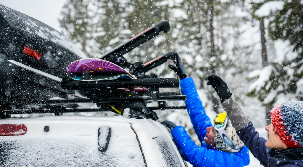 famiglia in auto sulla neve