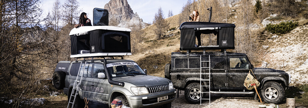 due jeep con tenda da tetto maggiolina in mezzo al bosco