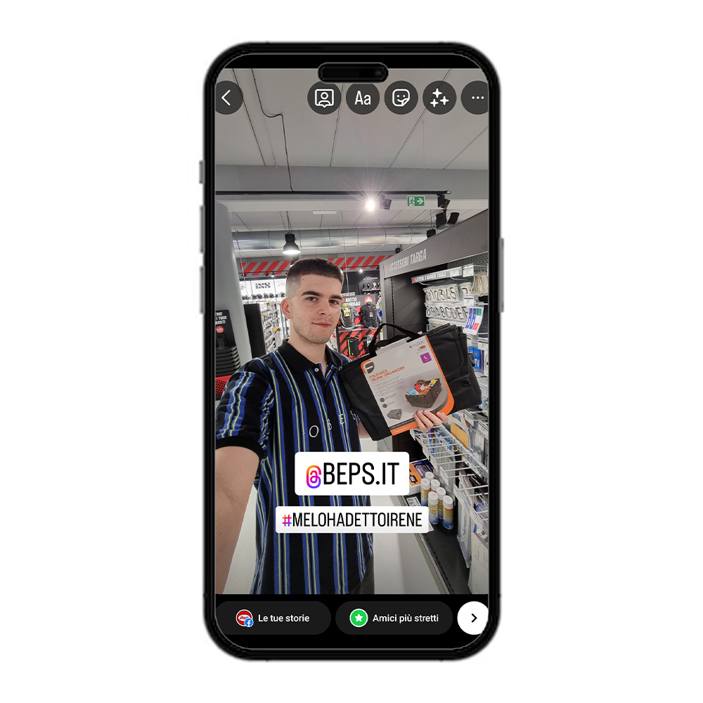 ragazzo si fa il selfie